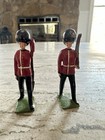 Vintage Britains Guardsmen Lead Soldiers Lot Of 7     2 Damaged     Restoration