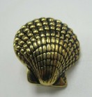 Lot Of 5 Vintage Plastic Buttons With Gold Scallop Shell Pattern 3 4  Dia 