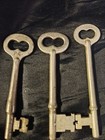 Antique   Vintage Skeleton Key Solid Barrel Large And Small Mixed  1ds
