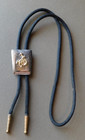 Western   Bolo Tie - Cowboy On Bucking Bronco - Rodeo - Silber   Gold Tones