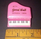 Vintage The Great Wall  Of China Pencil Sharpener Souvenir 1 75  Pink Piano 
