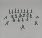 Vintage 23 Piece Lot Small Plastic Green Army Men   Small Wooden Trinket Box