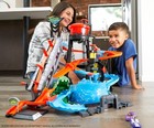 Hot Wheels Ultimate Gator Car Wash Playset With Color Shifters Toy Car