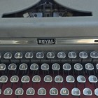 Royal Quiet De Luxe Manual Typewriter With Carrying Case  Model Quiet De Luxe