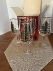  4 christmas Tree  8  14 Oz Wine Glasses W  Gold Rims  original Box