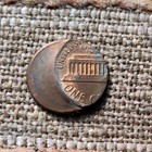 Us Coin   Off Center   Lincoln Cent W  No Date And  Partial Image