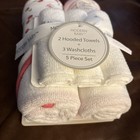Modern Baby 5 Piece Bath Set 2 Hooded Towels   3 Washcloths Cherries Nwt