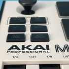Akai Professional Mpk Mini Keyboard And Pad Controller Special Edition White