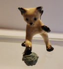 Hagen Renaker Miniature Ceramic Siamese Kitten With Ball Of Yarn 1 1 2 X 2 In