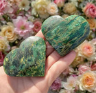 Bestseller Natural Emerald Heart Palm Stone Crystal Healing Gemstones Decor