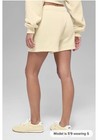 Alo Yoga Accolade Short Candlelight Yellow Small