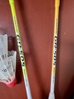 2 Yonex Badminton Rackets Gr 505 Low Torsion Steel Shaft   4 Shuttles