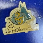 Disney World Celebrating 25 Years Of Magic Pin   At t Holographic Vtg Phone Card