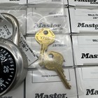 Case 25pc Master Lock Combination Padlock 1525 Lock W 2 Original V30 Master Keys