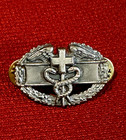 Us Army Vietnam cold War Era Combat Medical Qualification Badge-cb Fasteners