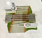 Lionel Fastrack O Gauge Grade Crossing W  Gates  Flashers  Lights 6-12062