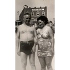 Collectibles Vintage Photo - Couple On The Beach In Front Of The Lincoln Baths