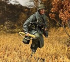 Britains World War 2 German 25234 German Grenadier Running With Spare Mg42 Barre