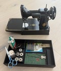 Vintage Original Singer 221 Featherweight Sewing Machine Carrying Case   Keys