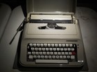Vintage 1970s Underwood Model 319 Portable Manual Typewriter W hard Plastic Case