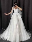Elegant V-neck Wedding Dresses Sleeveless Lace Applique A-line Tulle Bridal Gown