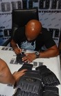 Demetrious Johnson Signed Ufc Glove Bas Coa  1 Pound 4 Pound One Fc Auto 197 191