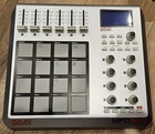 Akai Pro Mpd24 Usb Midi Controller With Display - 16 Velocity Sensitive Pads