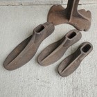 Vintage Shoemaker Warranted Cast Iron Cobbler Shoe Repair Stand And 3 Shoe Molds