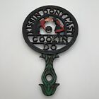 Vintage Wilton Black Cast Iron Kissin Don t Last Cookin Do Amish Couple Trivet