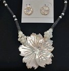 Vintage Lee Sands Mother Of Pearl Carved Flower Necklace 20  With Earrings