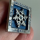 Vintage Mt  Snow Ski School Ski Test Silver Snowflake Enamel Lapel Pin Badge